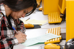 Para evitar que os estudantes fossem prejudicados pela greve, a Secretaria da Educação reforçou no ano passado o conteúdo para o Enem disponível no portal Dia a Dia Educação na internet. Estão disponíveis vídeo aulas dos programas Gabaritando Enem e Eureka, simulados online e impressos, apostilas, áudios, provas anteriores e palestras. O material foi utilizado por colégios no contraturno e em horário regular, além de ser consultado por alunos em casa também. 