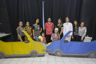 Funcionária desenvolve projeto de xadrez para estimular alunos de escola do campo