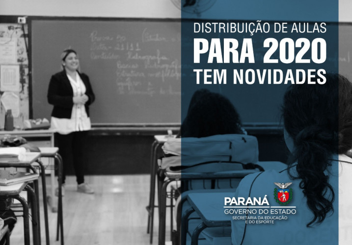 Professora à frente da classe, alunos olhando para ela