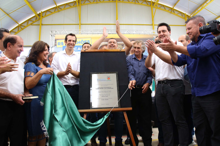 Inauguração de nova escola em Sarandi