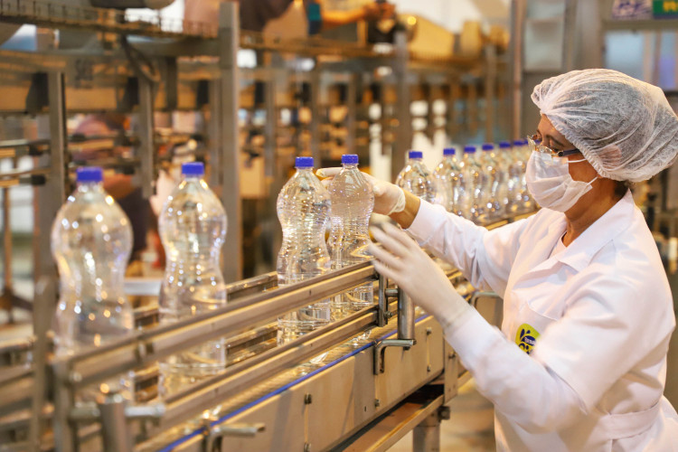 12 mil litros de álcool 70% serão doados para as escolas estaduais