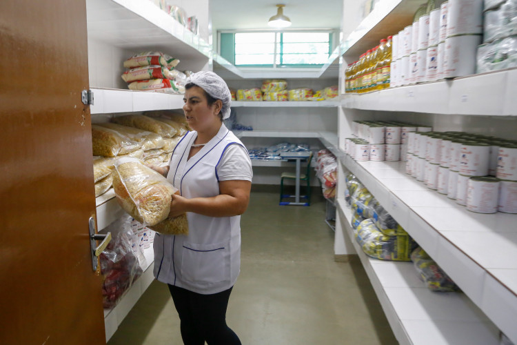 Alimentos da merenda serão distribuídos aos beneficiários do Bolsa Família