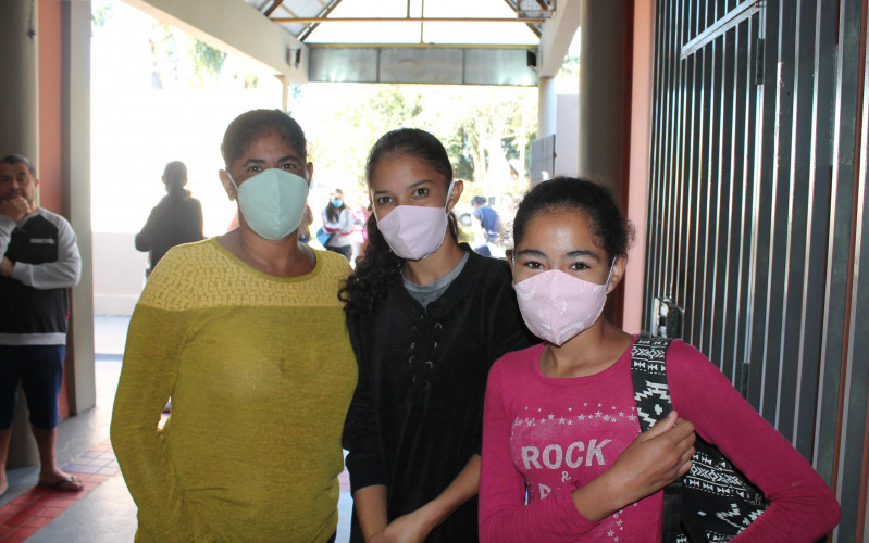 Josicleia e as filhas Camile e Bruna logo após receberem as máscaras durante a entrega do kit de merenda