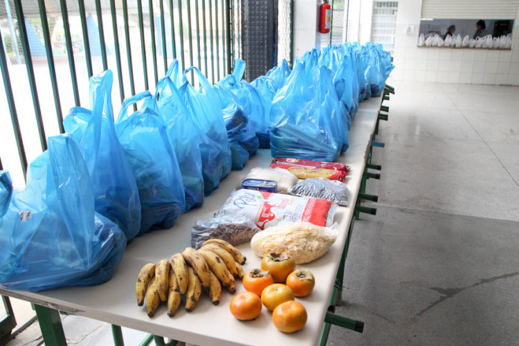 Entrega de kits da merenda