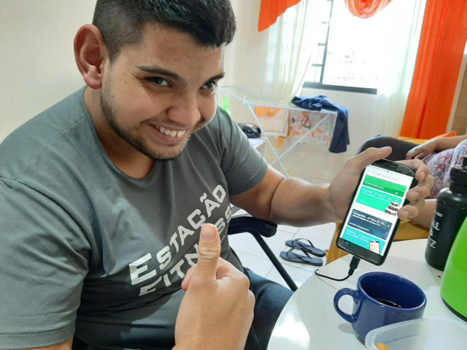 aluno usando Classroom