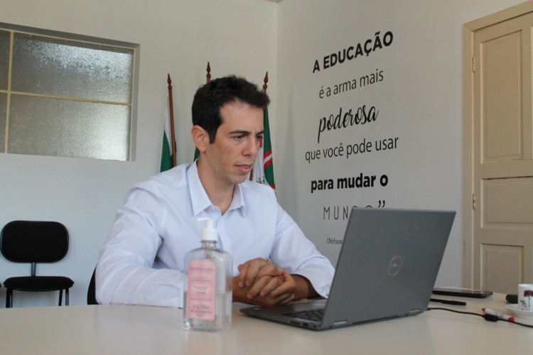 Renato Feder participa de lives e videoconferências com servidores do Paraná