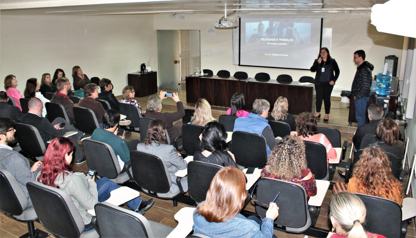 Professores em uma reunião no auditório