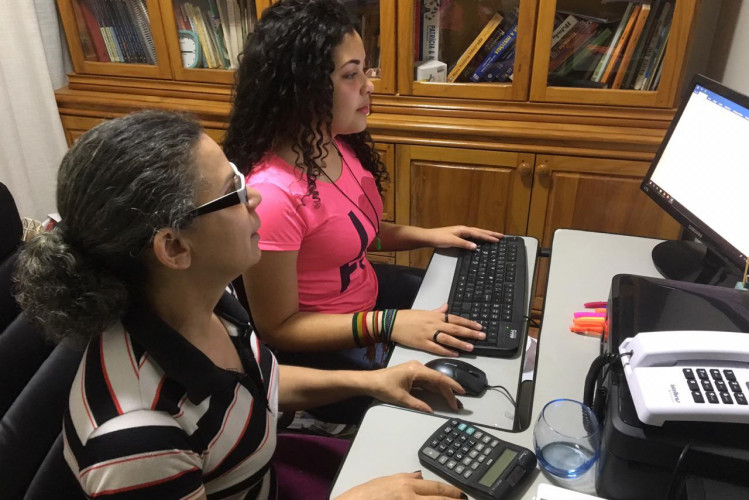 professora aluna livro Jardim Alegre famílias
