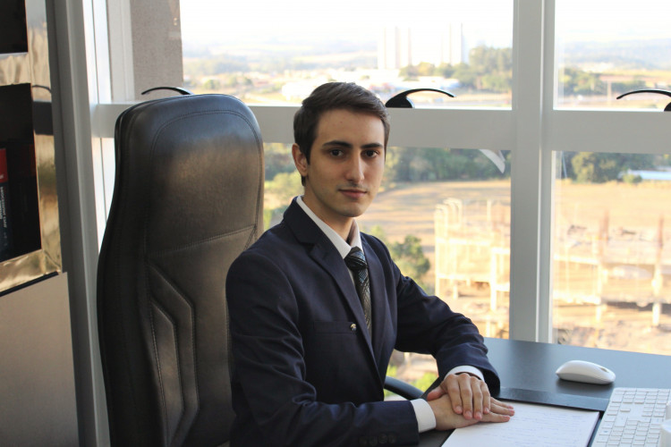 Tiago dos Santos é o professor de ensino superior mais jovem do Brasil, com 23 anos