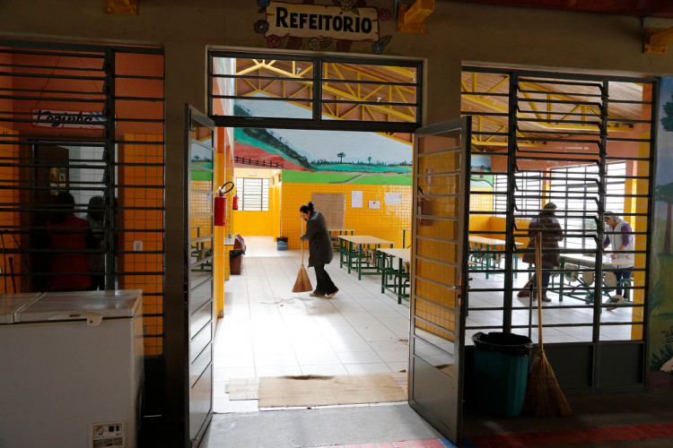 Funcionária em escola