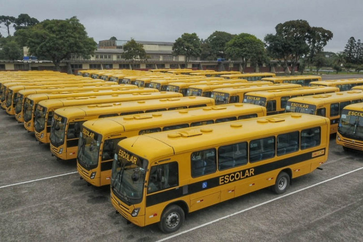 Entrega de 144 onibus escolares para municipios do Paraná