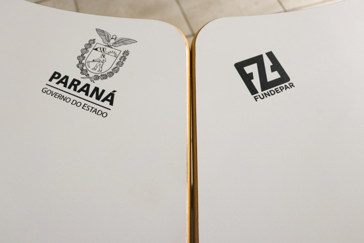 Colégios estaduais recebem carteiras novas