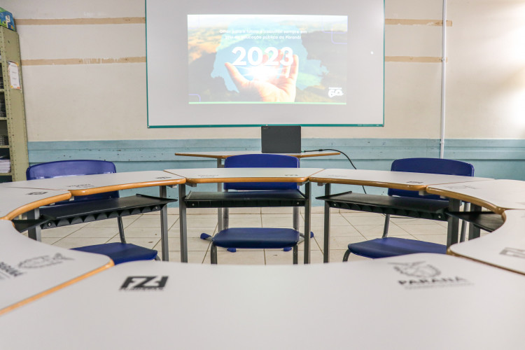 Colégios estaduais recebem carteiras novas