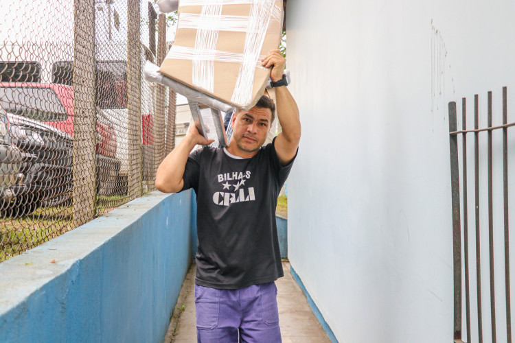 Colégios estaduais recebem carteiras novas