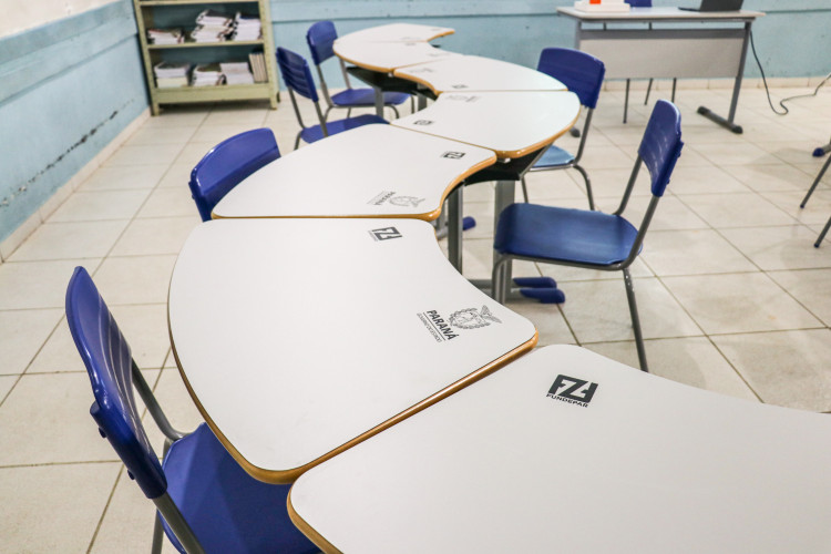 Colégios estaduais recebem carteiras novas