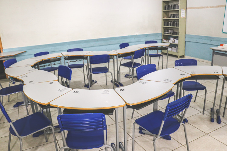 Colégios estaduais recebem carteiras novas