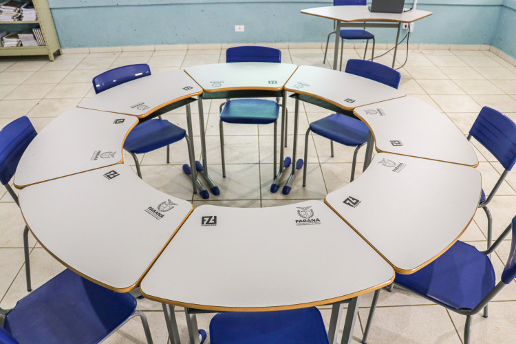 Colégios estaduais recebem carteiras novas