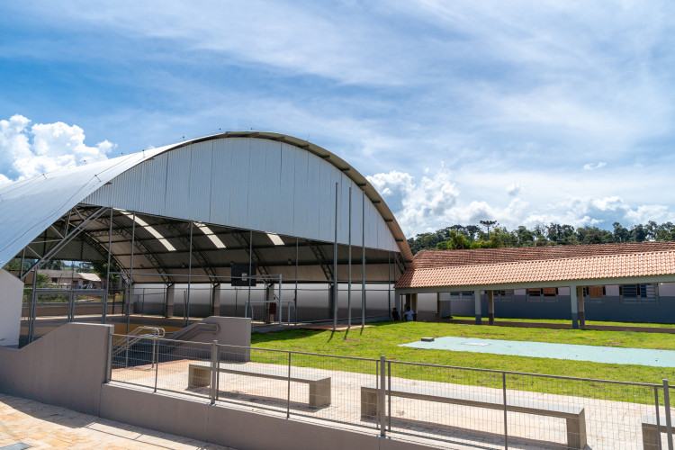Estudantes kaingang do Colégio Estadual Indígena Cacique Gregório Kaekchot, em Manoel Ribas, ganharam quadra coberta e um novo espaço de refeitório e cozinha.