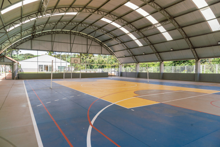 Estudantes kaingang do Colégio Estadual Indígena Cacique Gregório Kaekchot, em Manoel Ribas, ganharam quadra coberta e um novo espaço de refeitório e cozinha.