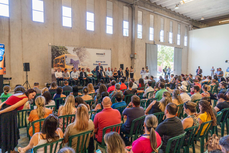 Entrega de ônibus escolar