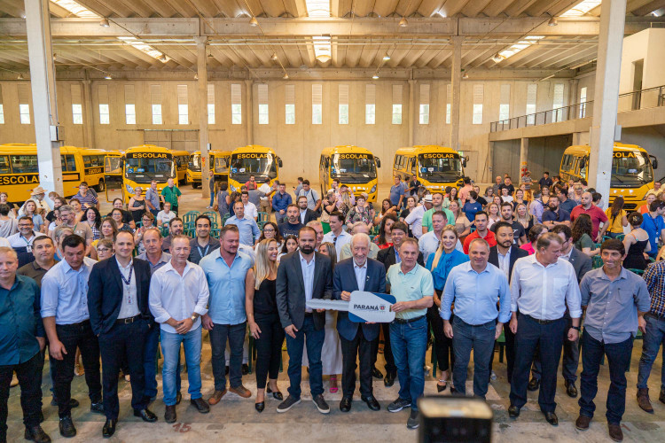 Entrega de ônibus escolar