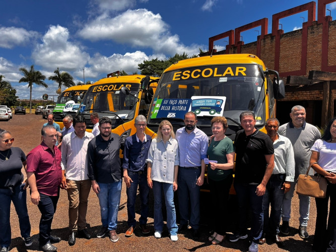 Governo do Estado entregou 24 novos ônibus a escolas estaduais e municipais.