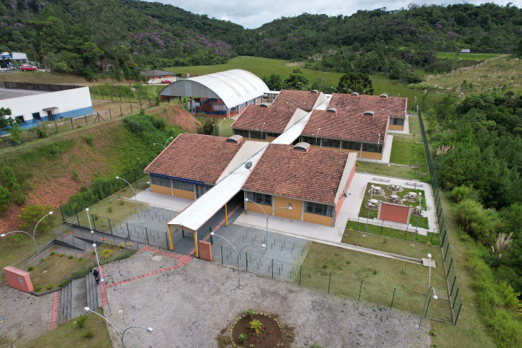 Colégio estadual de Campina Grande do Sul comemora um ano de atividades.