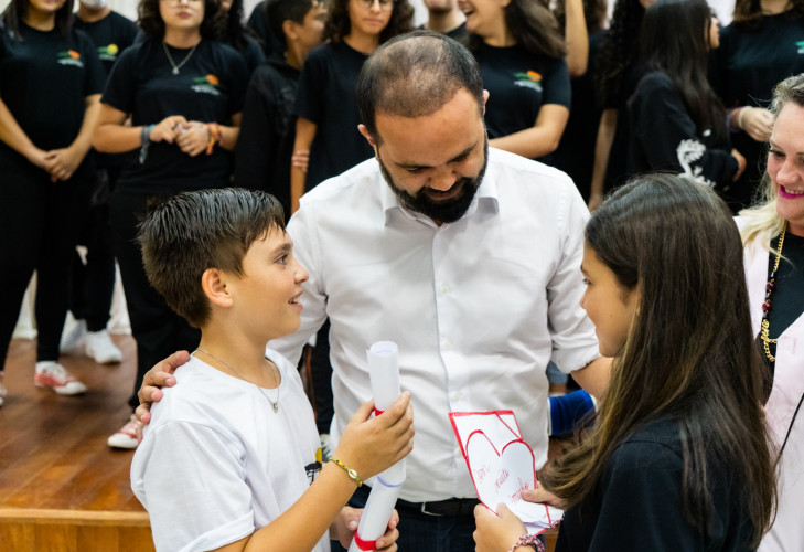 Ao visitar as salas de aula para um bate-papo com as turmas, o secretário aproveitou a oportunidade para conhecer de perto as demandas e o funcionamento da escola.