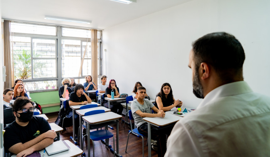 Ao visitar as salas de aula para um bate-papo com as turmas, o secretário aproveitou a oportunidade para conhecer de perto as demandas e o funcionamento da escola.
