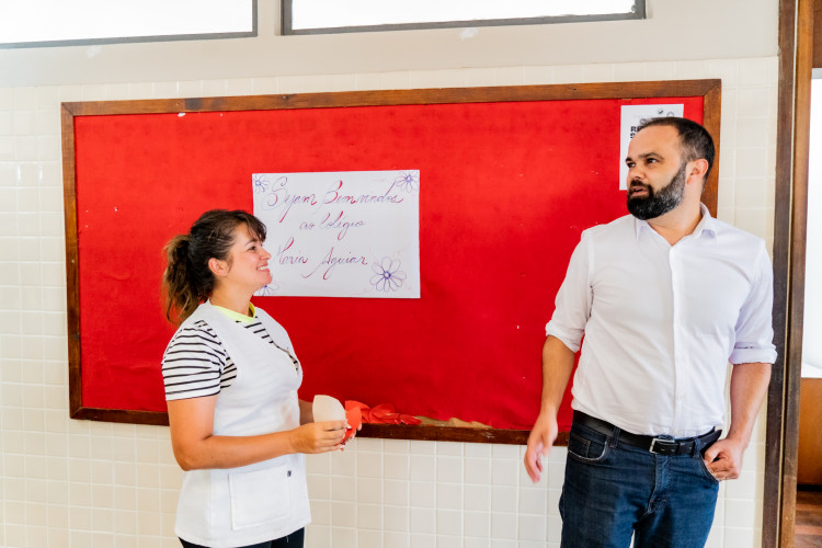 Ao visitar as salas de aula para um bate-papo com as turmas, o secretário aproveitou a oportunidade para conhecer de perto as demandas e o funcionamento da escola.