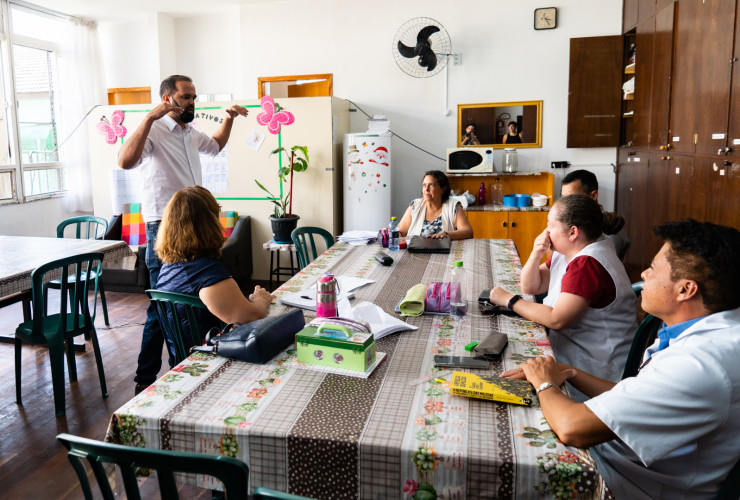 Ao visitar as salas de aula para um bate-papo com as turmas, o secretário aproveitou a oportunidade para conhecer de perto as demandas e o funcionamento da escola.