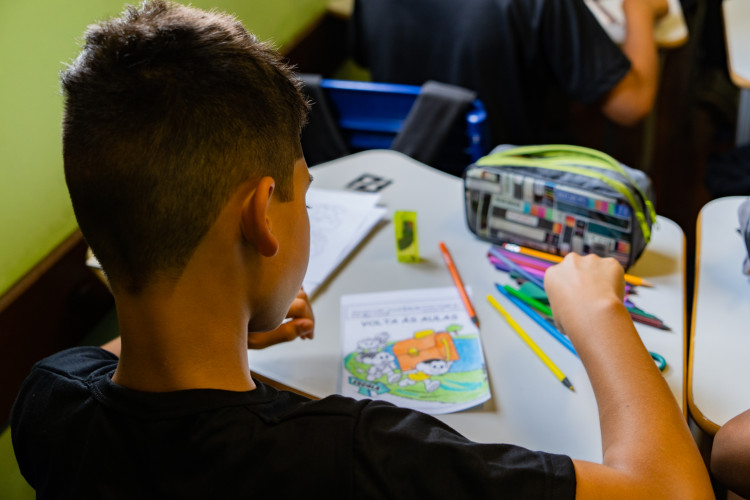 Ao visitar as salas de aula para um bate-papo com as turmas, o secretário aproveitou a oportunidade para conhecer de perto as demandas e o funcionamento da escola.