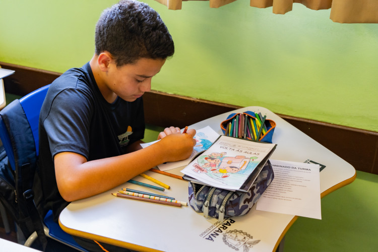 Ao visitar as salas de aula para um bate-papo com as turmas, o secretário aproveitou a oportunidade para conhecer de perto as demandas e o funcionamento da escola.