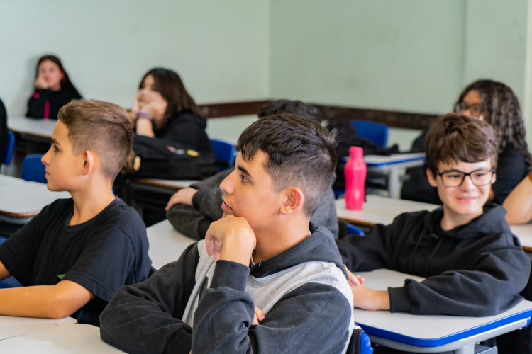 Ao visitar as salas de aula para um bate-papo com as turmas, o secretário aproveitou a oportunidade para conhecer de perto as demandas e o funcionamento da escola.