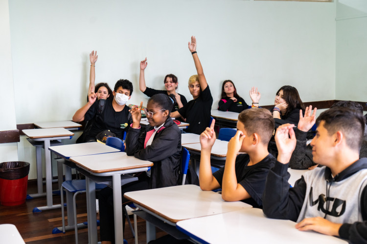 Ao visitar as salas de aula para um bate-papo com as turmas, o secretário aproveitou a oportunidade para conhecer de perto as demandas e o funcionamento da escola.