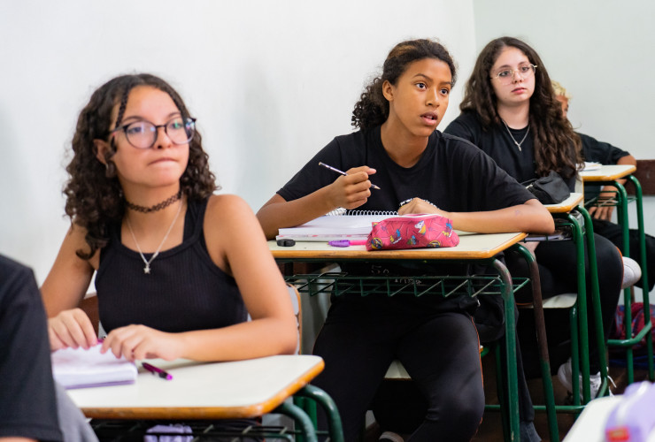 Ao visitar as salas de aula para um bate-papo com as turmas, o secretário aproveitou a oportunidade para conhecer de perto as demandas e o funcionamento da escola.