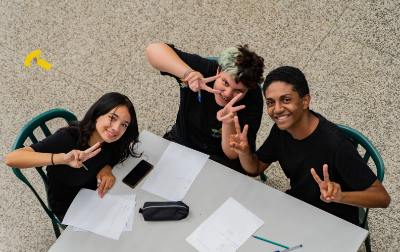 Ao visitar as salas de aula para um bate-papo com as turmas, o secretário aproveitou a oportunidade para conhecer de perto as demandas e o funcionamento da escola.