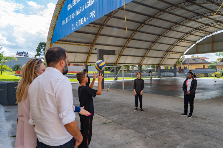 Ao visitar as salas de aula para um bate-papo com as turmas, o secretário aproveitou a oportunidade para conhecer de perto as demandas e o funcionamento da escola.
