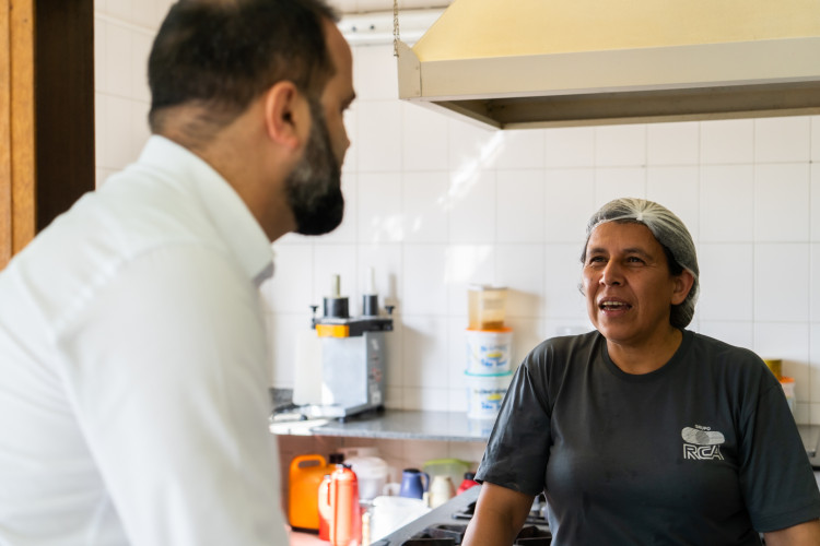 Ao visitar as salas de aula para um bate-papo com as turmas, o secretário aproveitou a oportunidade para conhecer de perto as demandas e o funcionamento da escola.