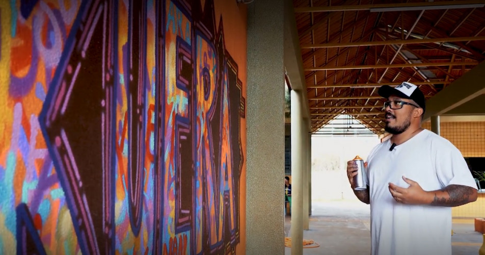 Oficina de grafitti estimula frequência escolar e fortalece cultura indígena em escola no oeste do estado