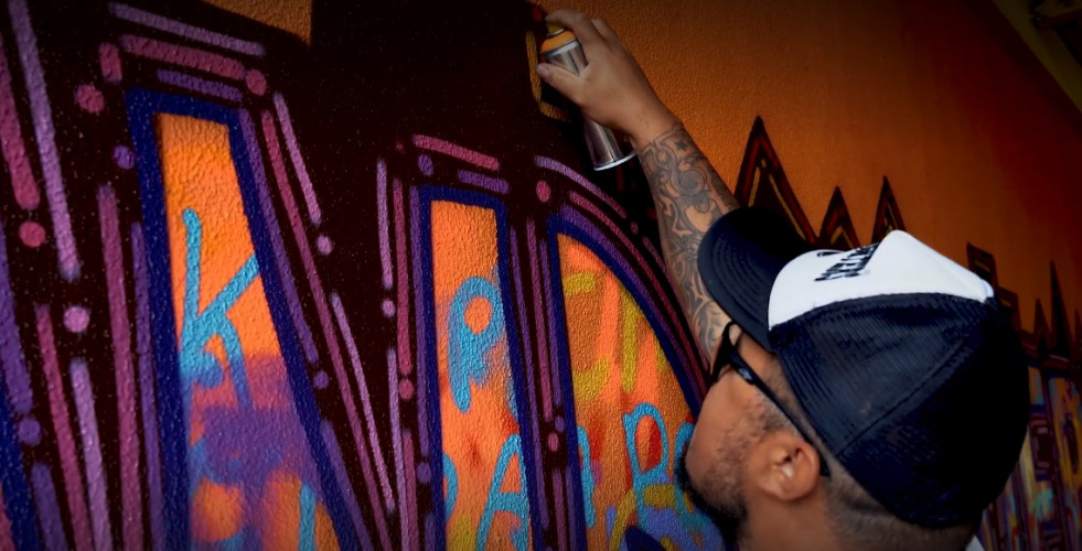 Oficina de grafitti estimula frequência escolar e fortalece cultura indígena em escola no oeste do estado