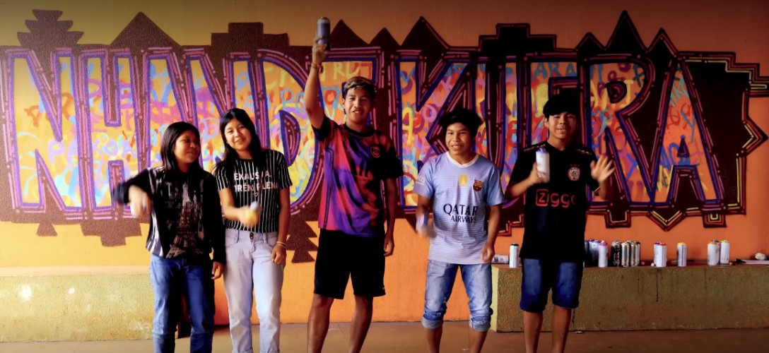 Oficina de grafitti estimula frequência escolar e fortalece cultura indígena em escola no oeste do estado