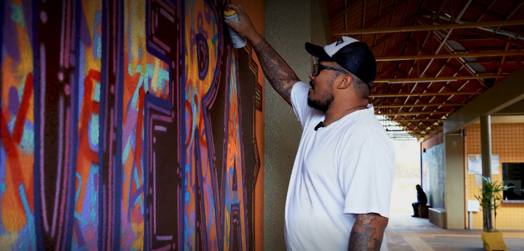 Oficina de grafitti estimula frequência escolar e fortalece cultura indígena em escola no oeste do estado