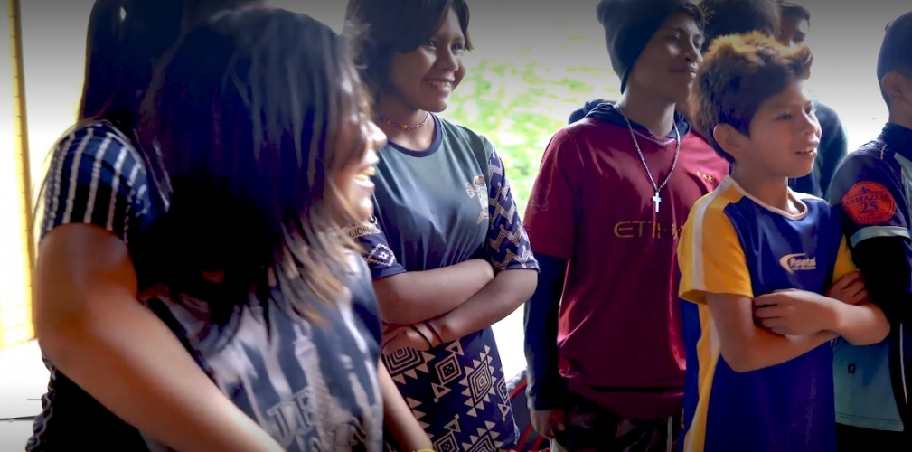 Oficina de grafitti estimula frequência escolar e fortalece cultura indígena em escola no oeste do estado