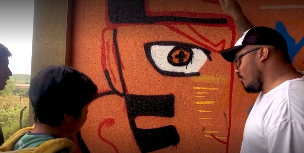 Oficina de grafitti estimula frequência escolar e fortalece cultura indígena em escola no oeste do estado