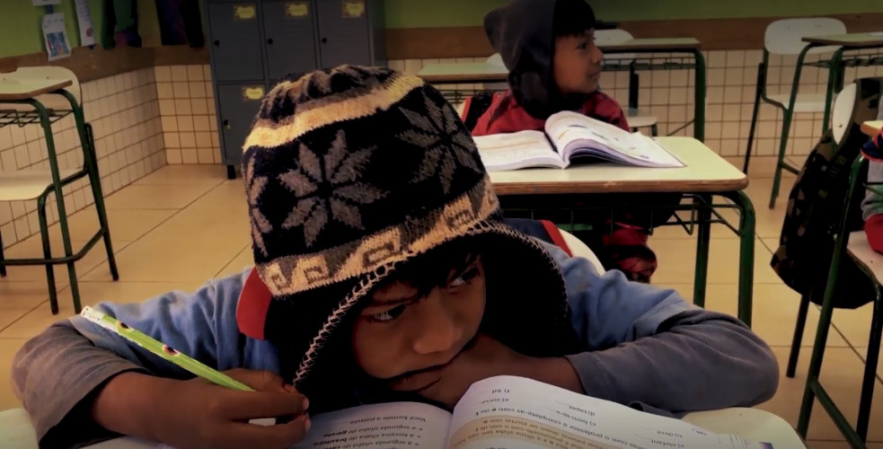 Oficina de grafitti estimula frequência escolar e fortalece cultura indígena em escola no oeste do estado