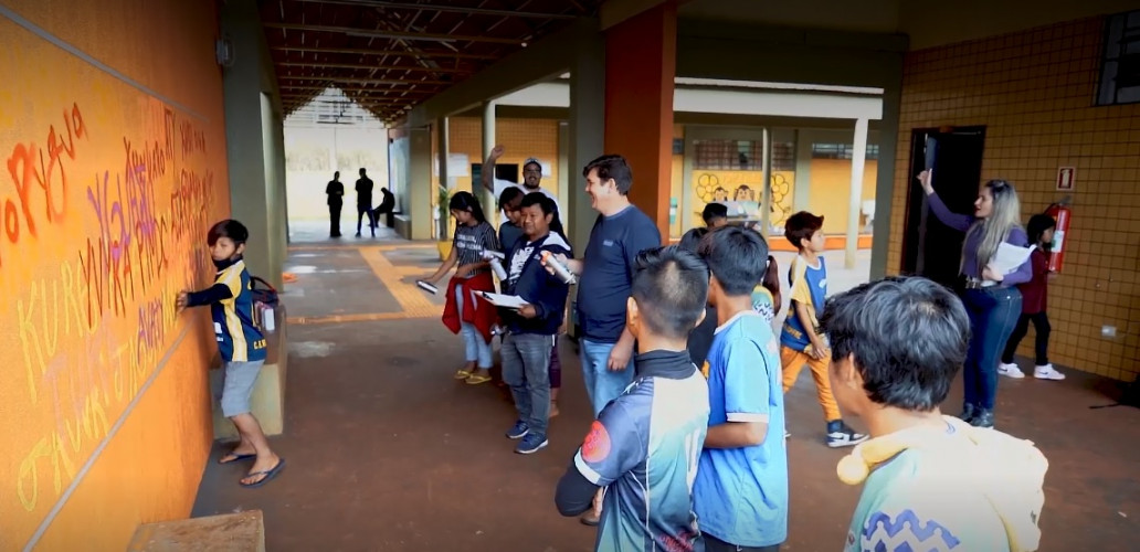 Oficina de grafitti estimula frequência escolar e fortalece cultura indígena em escola no oeste do estado