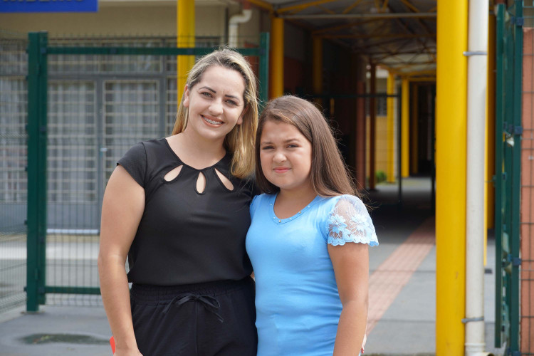 Colégio estadual de Campina Grande do Sul comemora um ano de atividades. Na foto, Ketelim Kauana Silva e sua filha Vitorya.