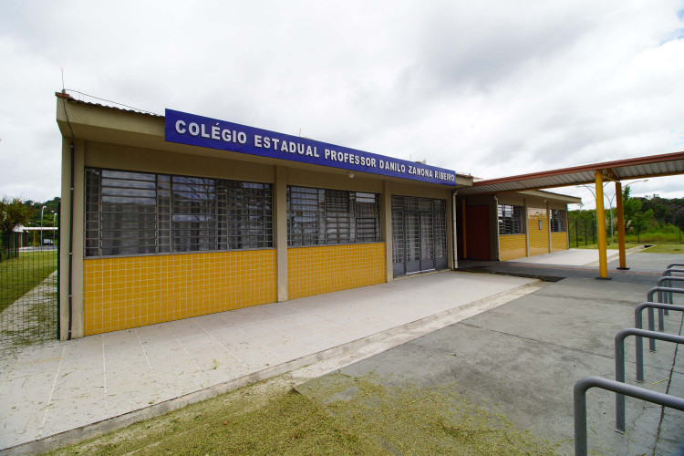 Colégio estadual de Campina Grande do Sul comemora um ano de atividades.