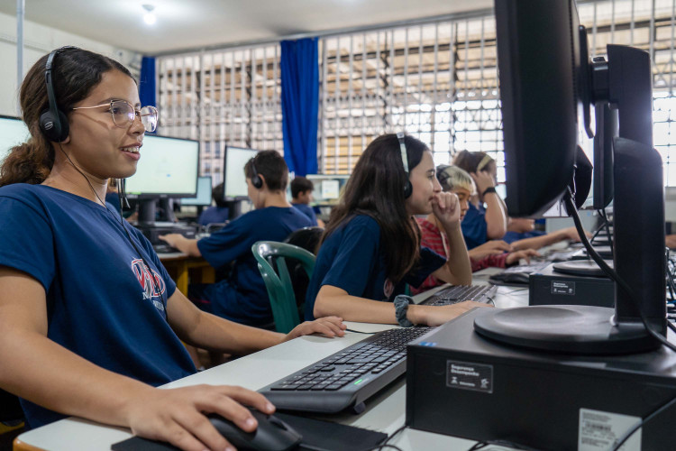 Novas tecnologias e intercâmbios: inglês alcança milhares de alunos na rede pública de ensino
